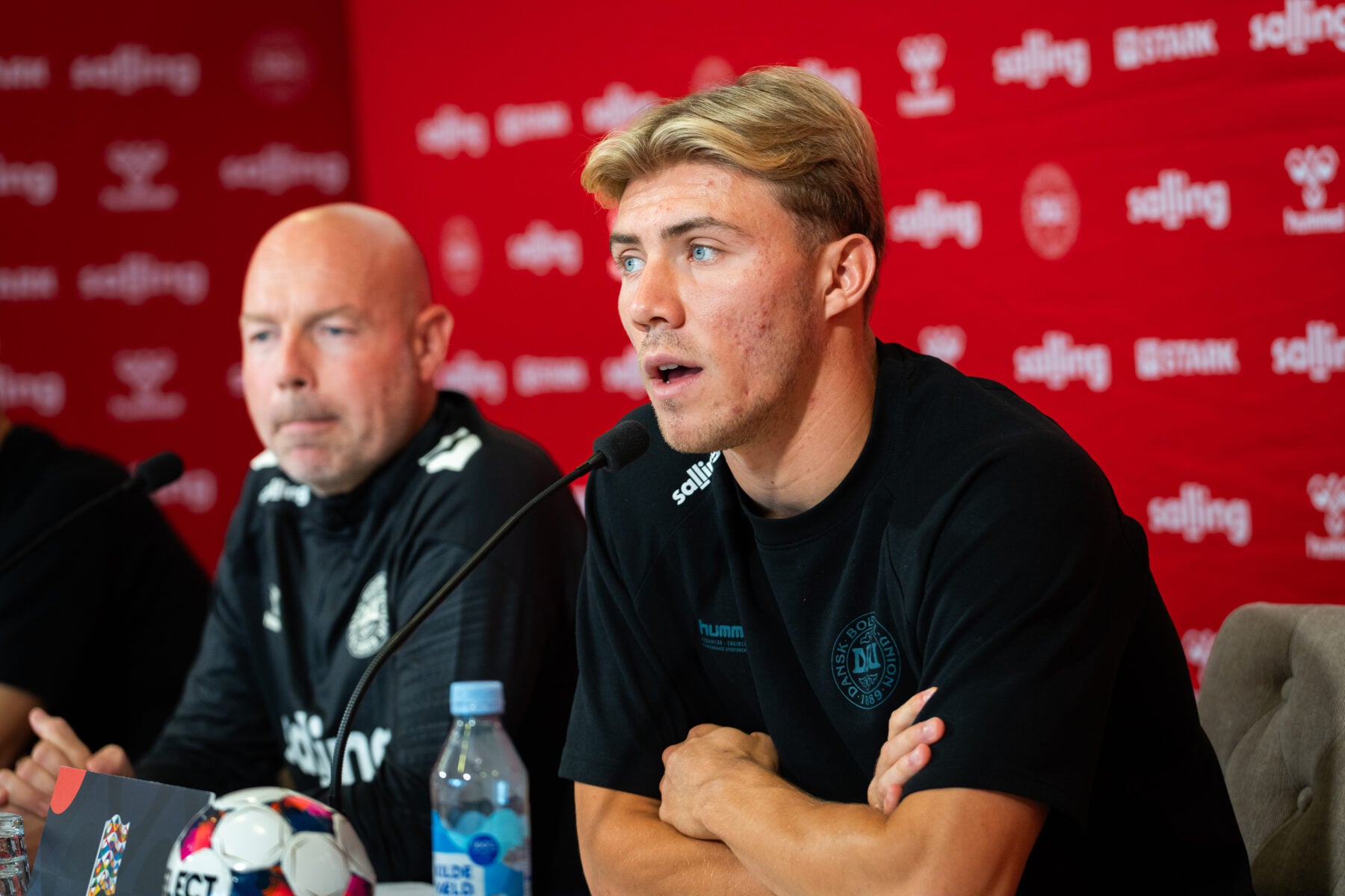 Danmark krydser klinger med Wales i Nations League søndag klokken 18.00, hvor landstræner Brian Riemer har brug for en sejr efter nederlaget til Norge.