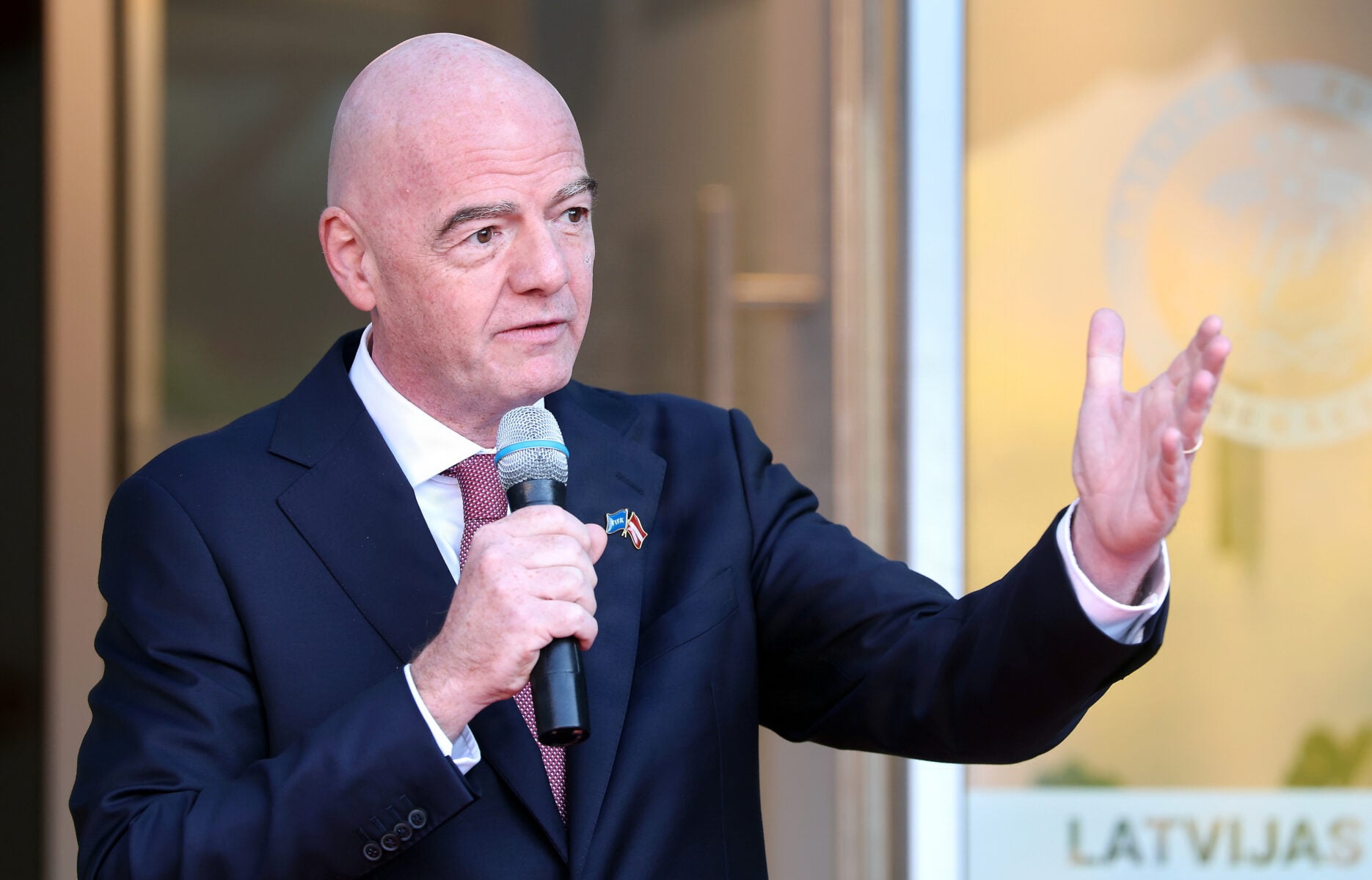 FIFA-præsident Gianni Infantino har åbnet for at frigive flere milliarder fra verdensforbundets reserver. Det skriver The Athletic.