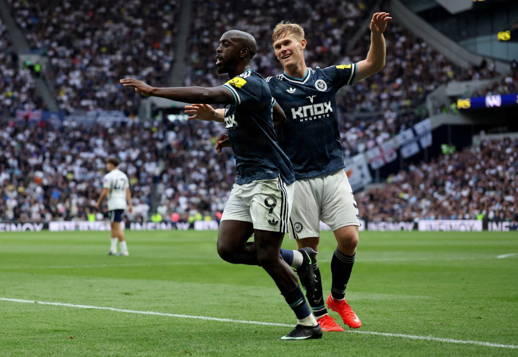 Lewis Hall forlænger sin kontrakt, og det er ikke godt nyt for Manchester United.