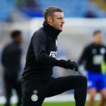 Burnley har sikret sig en særdeles rutineret offensiv forstærkning i form af Jamie Vardy. Det oplyser klubben på sin hjemmeside søndag.