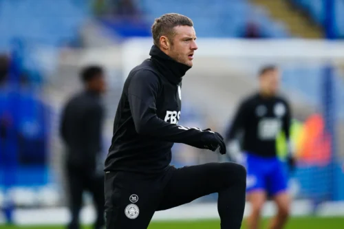 Burnley har sikret sig en særdeles rutineret offensiv forstærkning i form af Jamie Vardy. Det oplyser klubben på sin hjemmeside søndag.