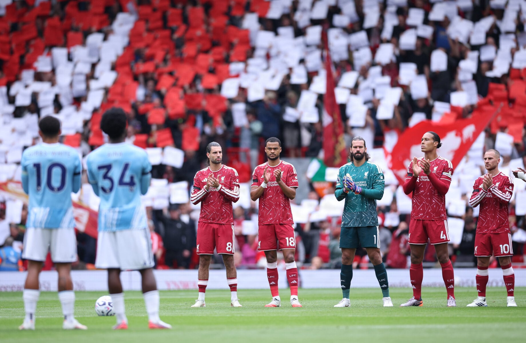 Liverpool har vraget to spillere til Champions League.