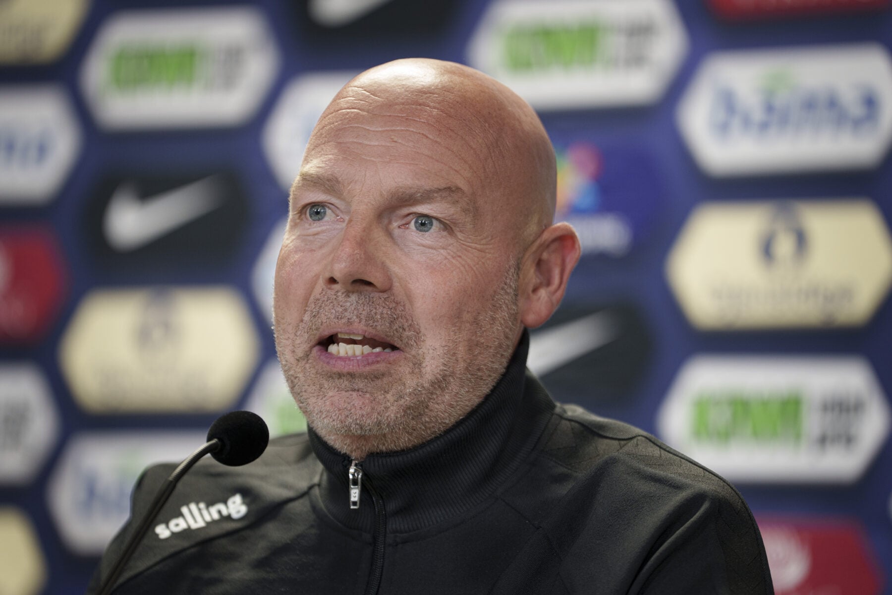Bo Henriksen kommer med et opråb.