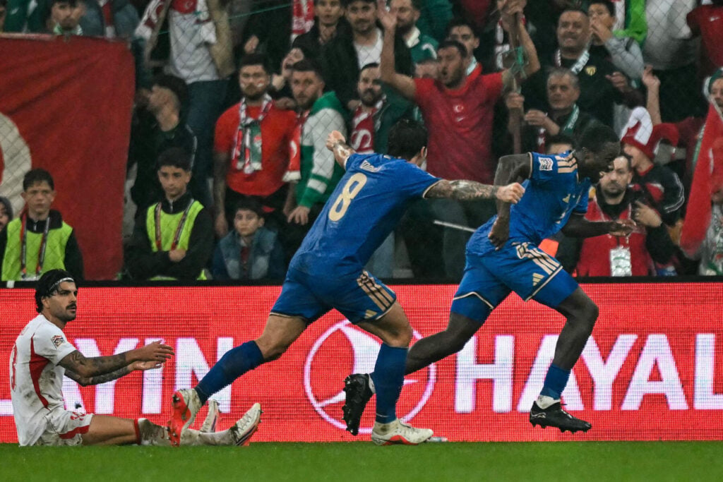Liverpool har udset sig Brentfords Michael Kayode som et absolut topmål, når klubben skal styrke højreback-positionen.