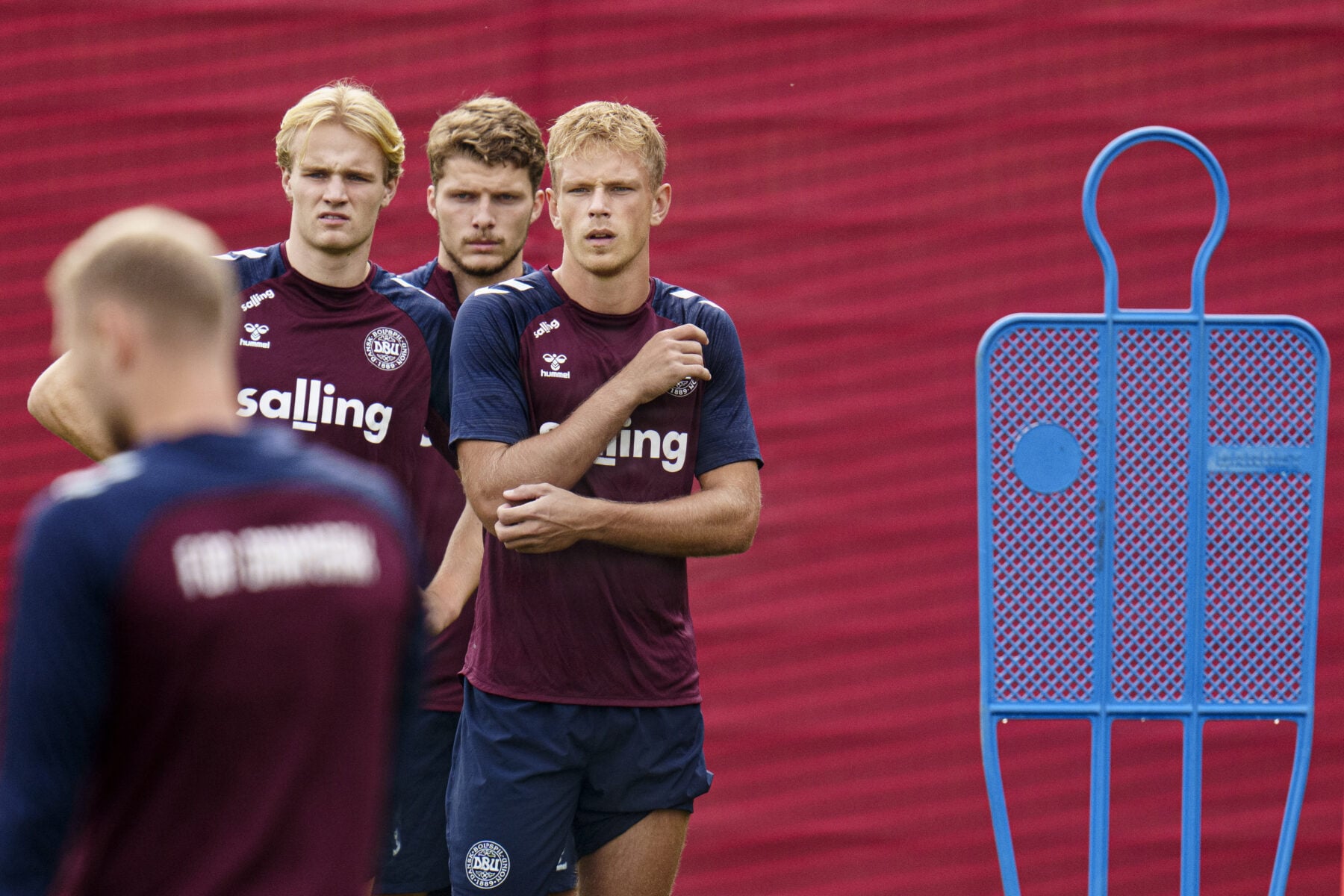 Danmark skal møde Holland i kampen om en plads ved U21-EM i 2027. Det står klart efter fredagens lodtrækning.