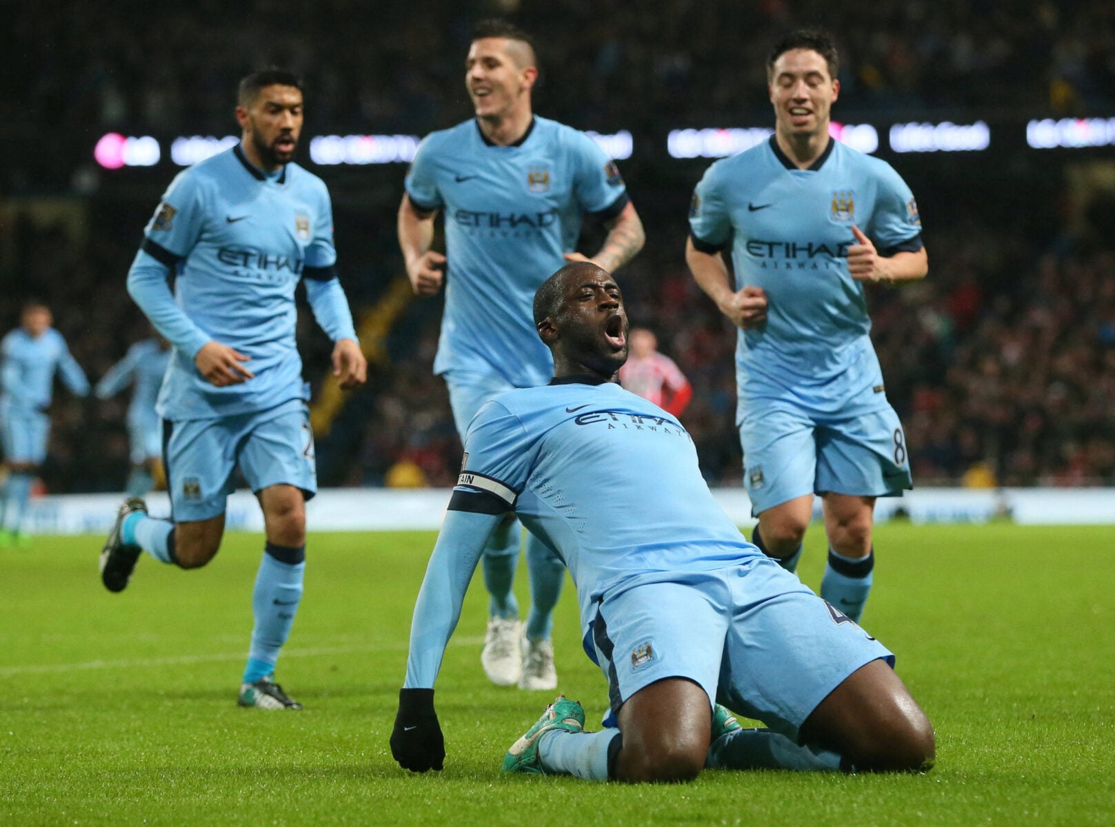 Manchester City skal have en afgørelse i den omfattende økonomiske skandalesag senest i februar eller marts, mener Gary Neville.