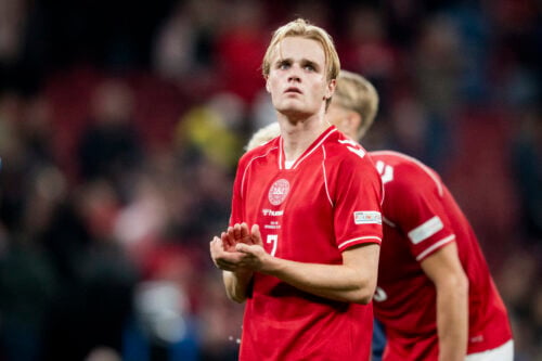 Brian Riemer har store forventninger til Victor Froholdt, selvom FC Porto-stjernen endnu må finde sig i en plads på bænken for Danmark.