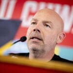 Brian Riemer er igen under pres som dansk landstræner, hvor et nederlag mod Wales kan få alvorlige konsekvenser for hans fremtid.