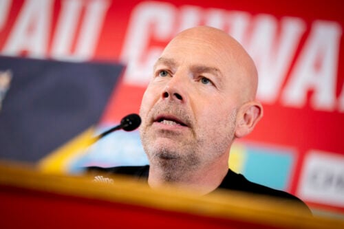 Brian Riemer er igen under pres som dansk landstræner, hvor et nederlag mod Wales kan få alvorlige konsekvenser for hans fremtid.