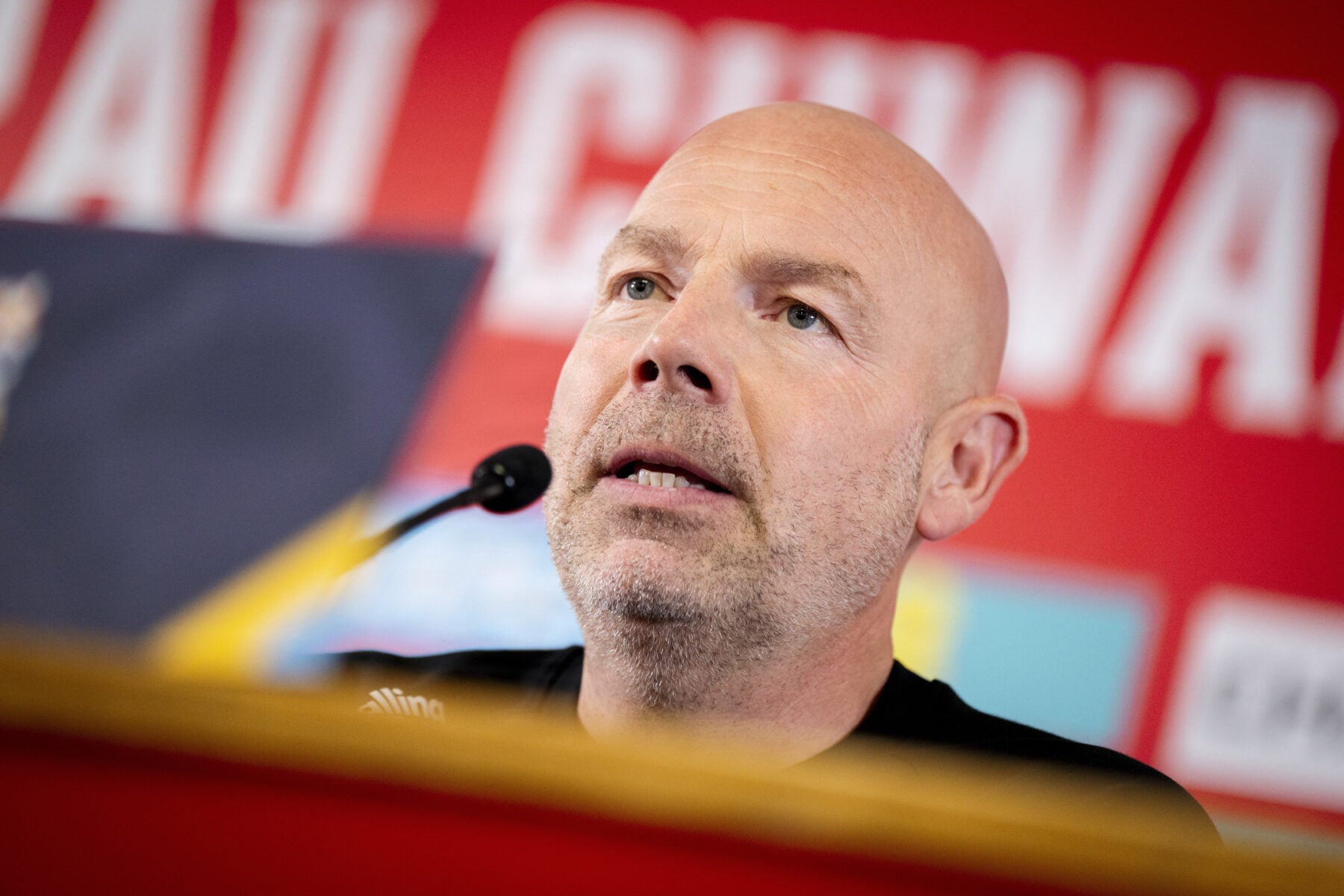 Brian Riemer er igen under pres som dansk landstræner, hvor et nederlag mod Wales kan få alvorlige konsekvenser for hans fremtid.