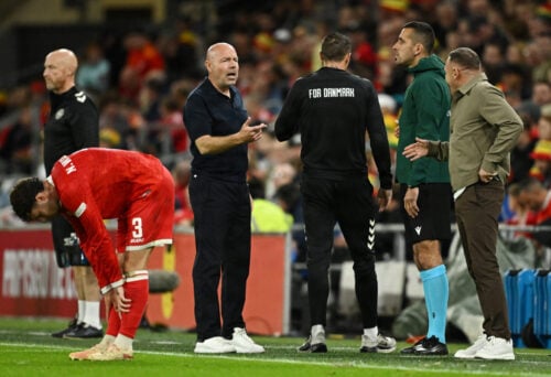 Efter Danmarks 1-0-sejr over Wales opstod der samtidig en bemærkelsesværdig situation mellem landstrænerne Brian Riemer og Craig Bellamy.