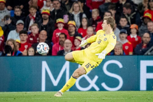 Brian Riemer nærmer sig en afgørelse om, hvem der skal vogte det danske mål fremover, hvor kampen står mellem Filip Jørgensen og Mads Hermansen.