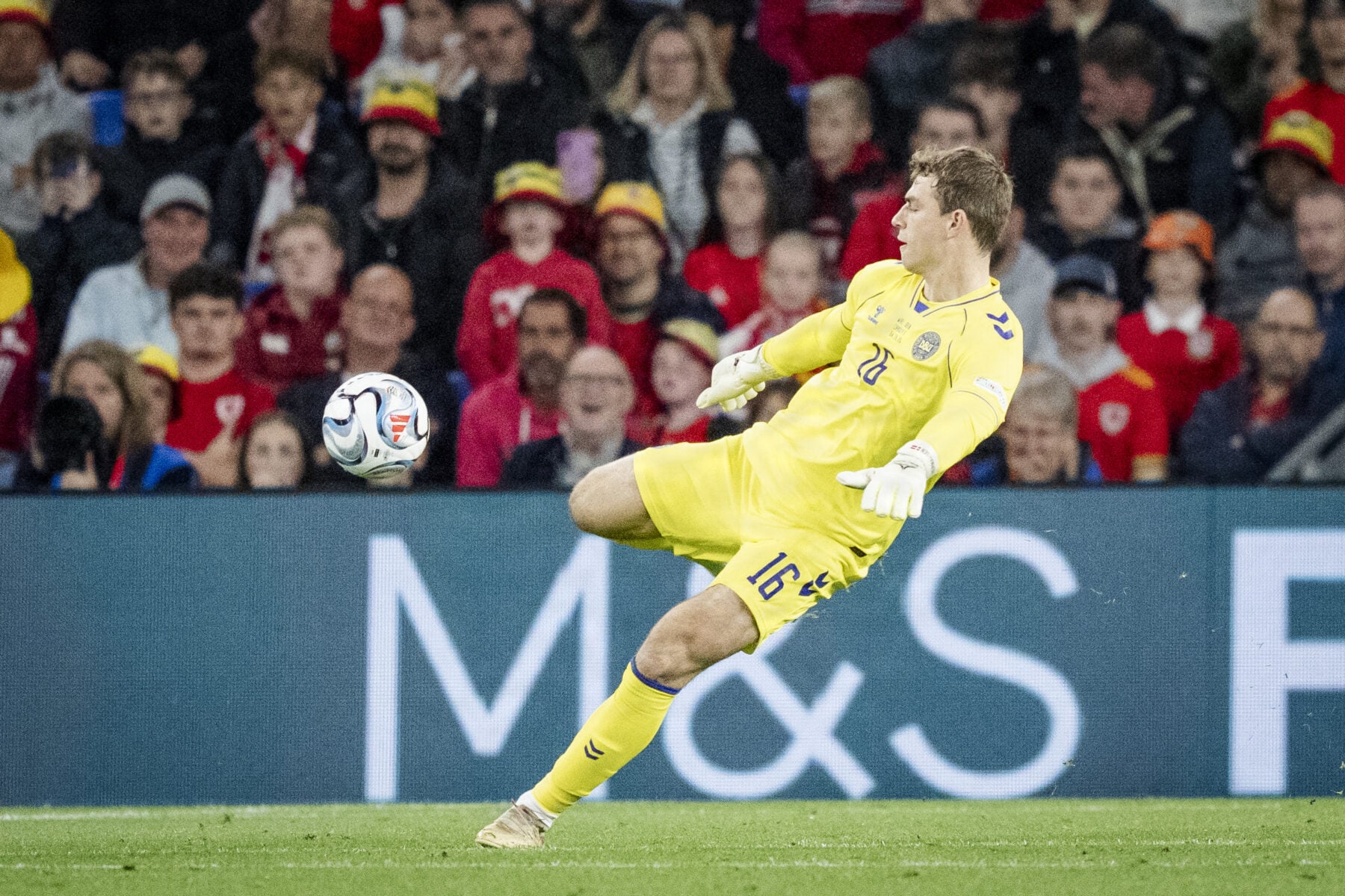 Brian Riemer nærmer sig en afgørelse om, hvem der skal vogte det danske mål fremover, hvor kampen står mellem Filip Jørgensen og Mads Hermansen.