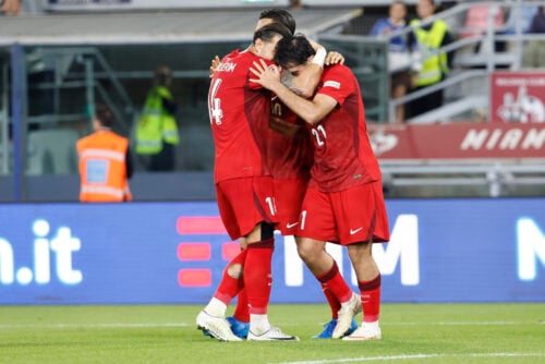 Aral Simsir skrev sig ind i historiebøgerne med sit første mål for Tyrkiets A-landshold, men den FC Midtjylland-uddannede spiller fik alligevel kritik.