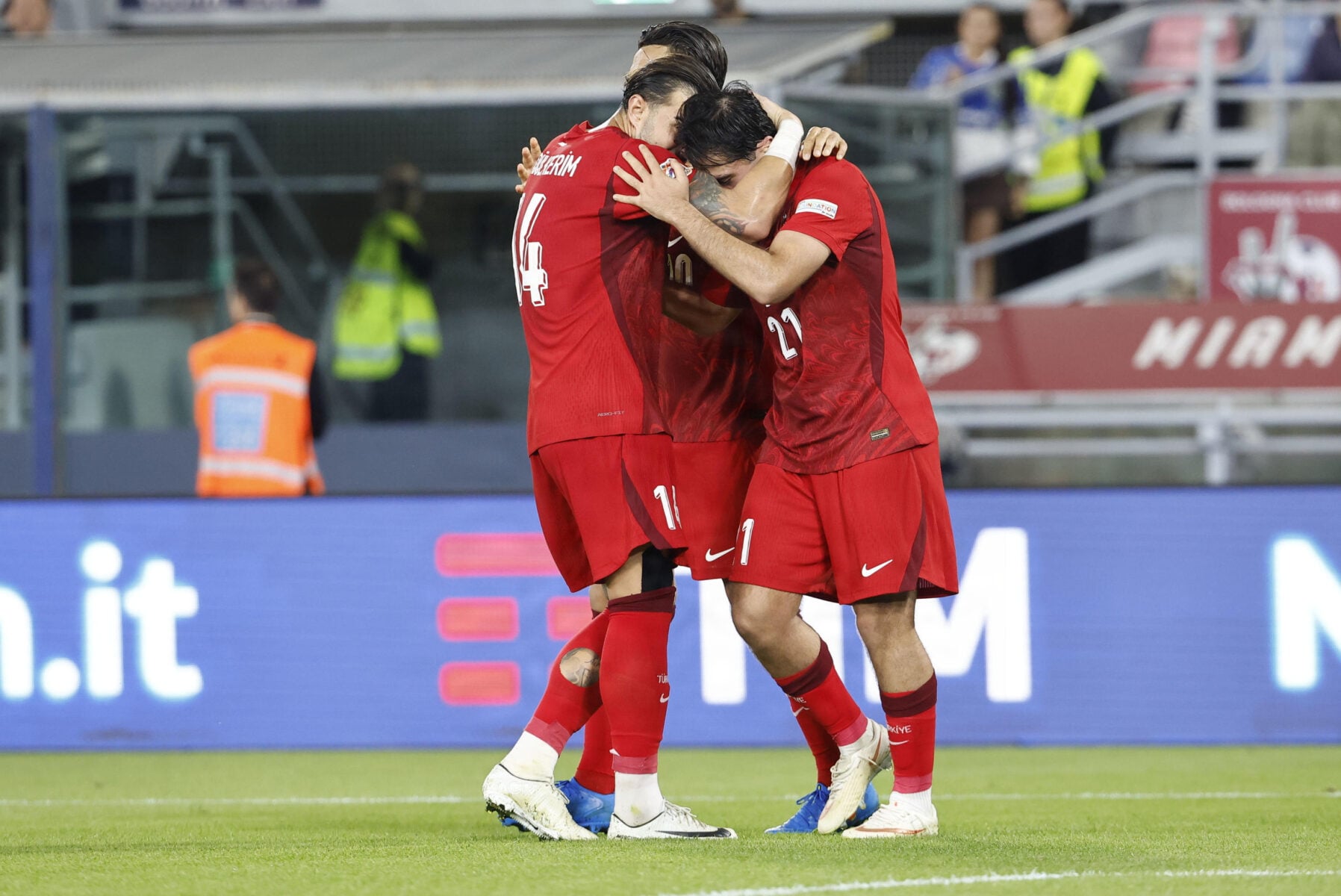 Aral Simsir skrev sig ind i historiebøgerne med sit første mål for Tyrkiets A-landshold, men den FC Midtjylland-uddannede spiller fik alligevel kritik.