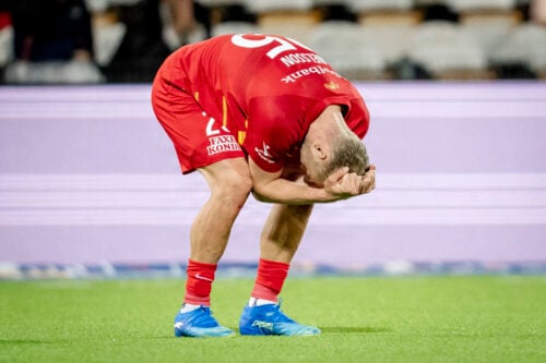 Victor Nelsson er udgået med en skade.
