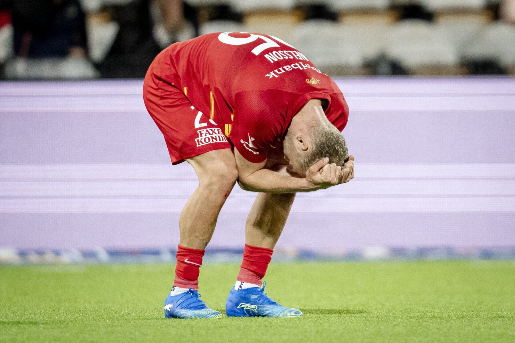 Victor Nelsson er udgået med en skade.