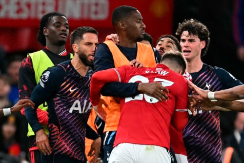 Manchester United er på vej til at tage tre point mod kriseramte Tottenham, hvor en særlig episode netop har resulteret i et rødt kort til gæsterne.