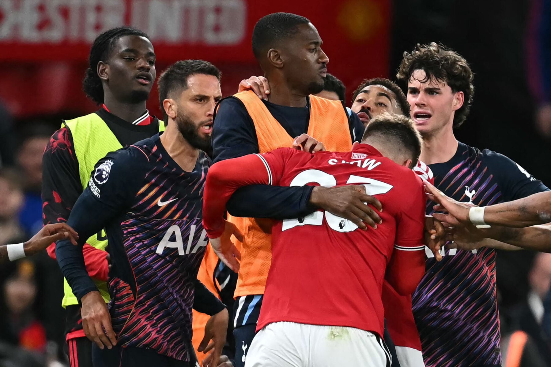 Manchester United er på vej til at tage tre point mod kriseramte Tottenham, hvor en særlig episode netop har resulteret i et rødt kort til gæsterne.