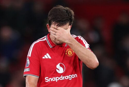 Harry Maguire tager sig til hovedet.