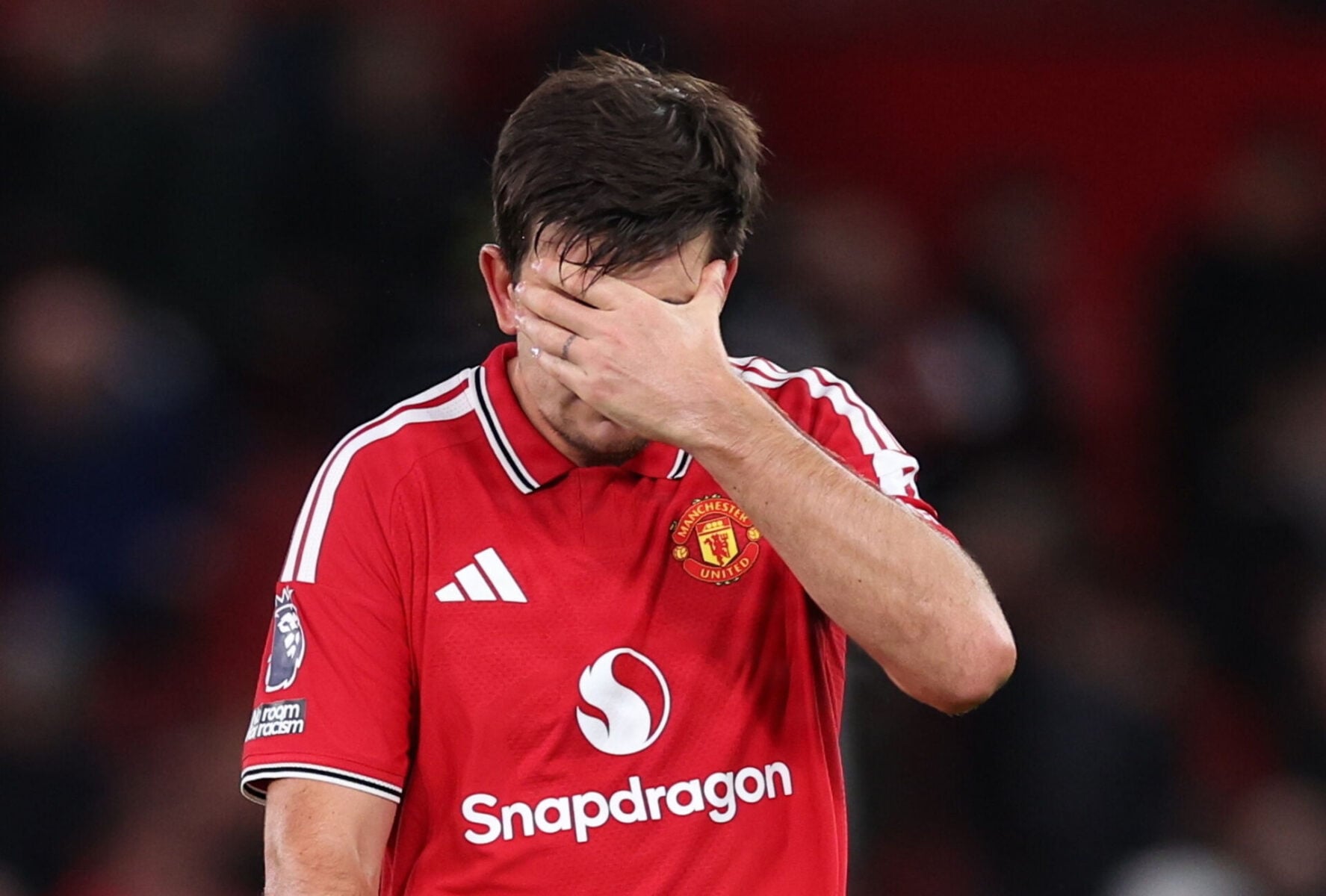 Harry Maguire tager sig til hovedet.