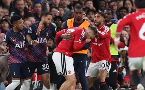 Rodrigo Bentancur får ingen nåde efter Tottenhams dramatiske pointdeling mod Manchester United.