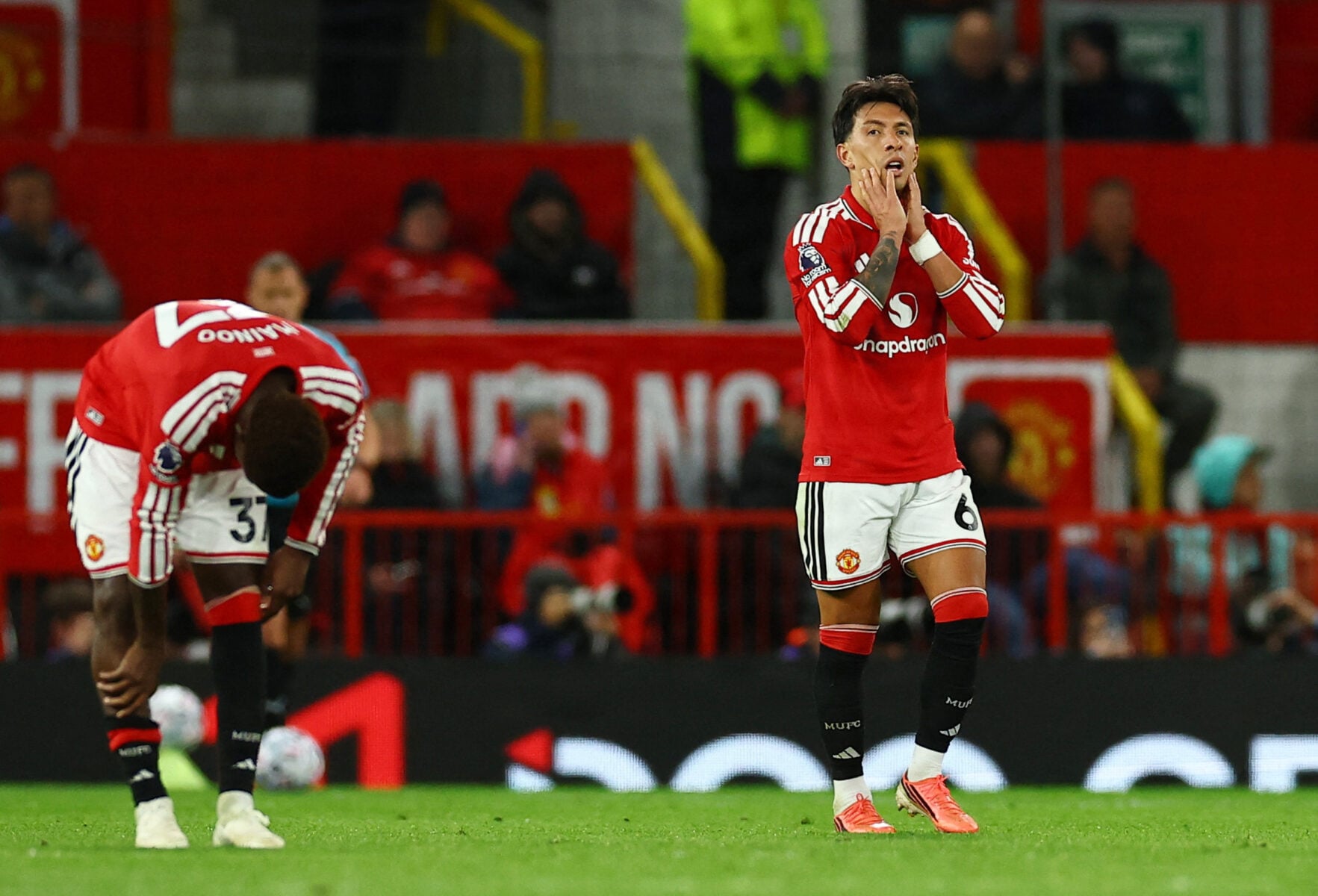 Wayne Rooney mener, at Manchester Uniteds ledelse bør reagere over for Lisandro Martínez, der kom med en ærlig kommentar om klubben.
