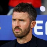 Manchester United-spillerne står fortsat bag Michael Carrick, selvom englænderens position som cheftræner er under pres.