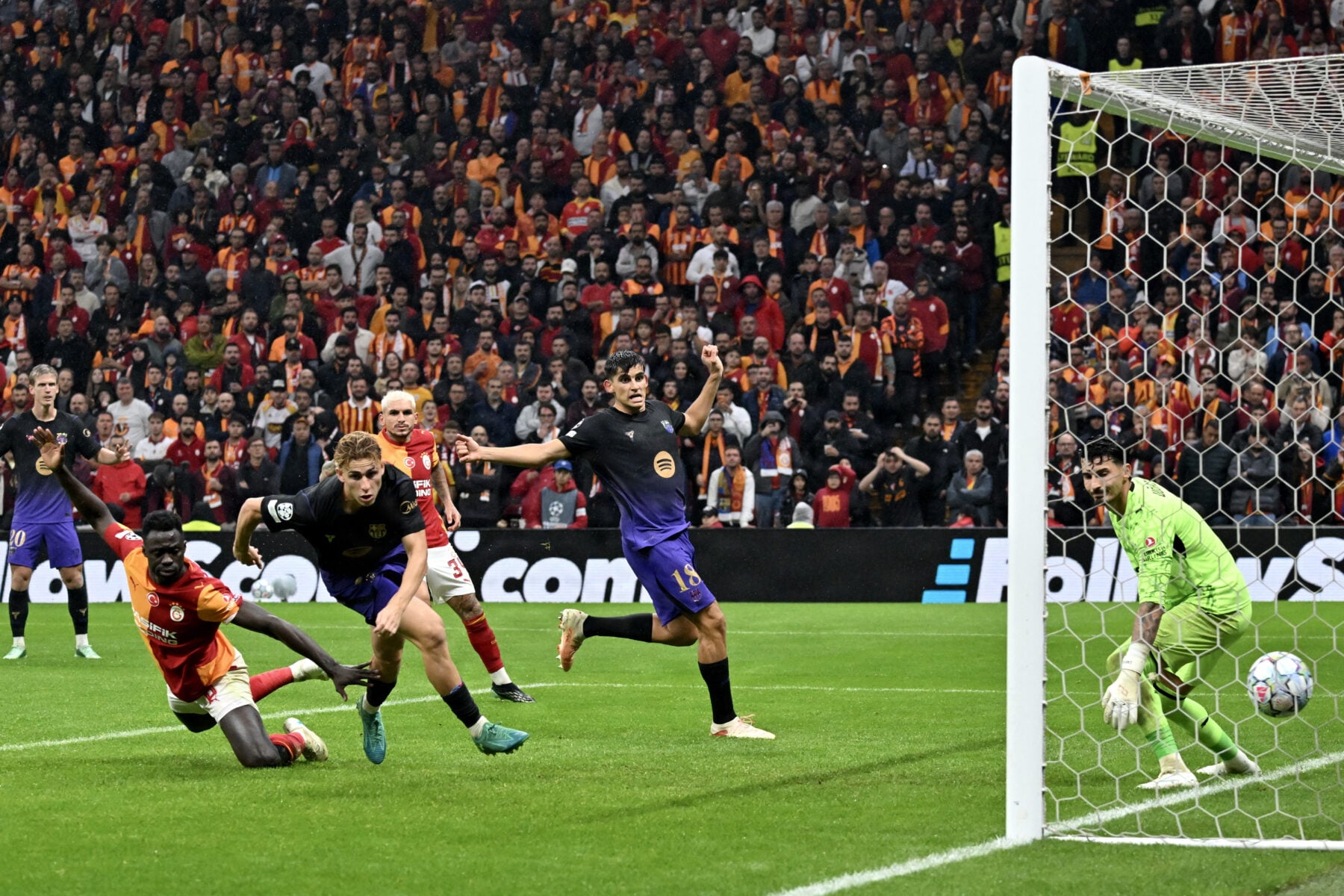 Galatasaray er havnet i modvind efter tirsdagens Champions League-nederlag til FC Barcelona, hvor de kan have handlet ulovligt.