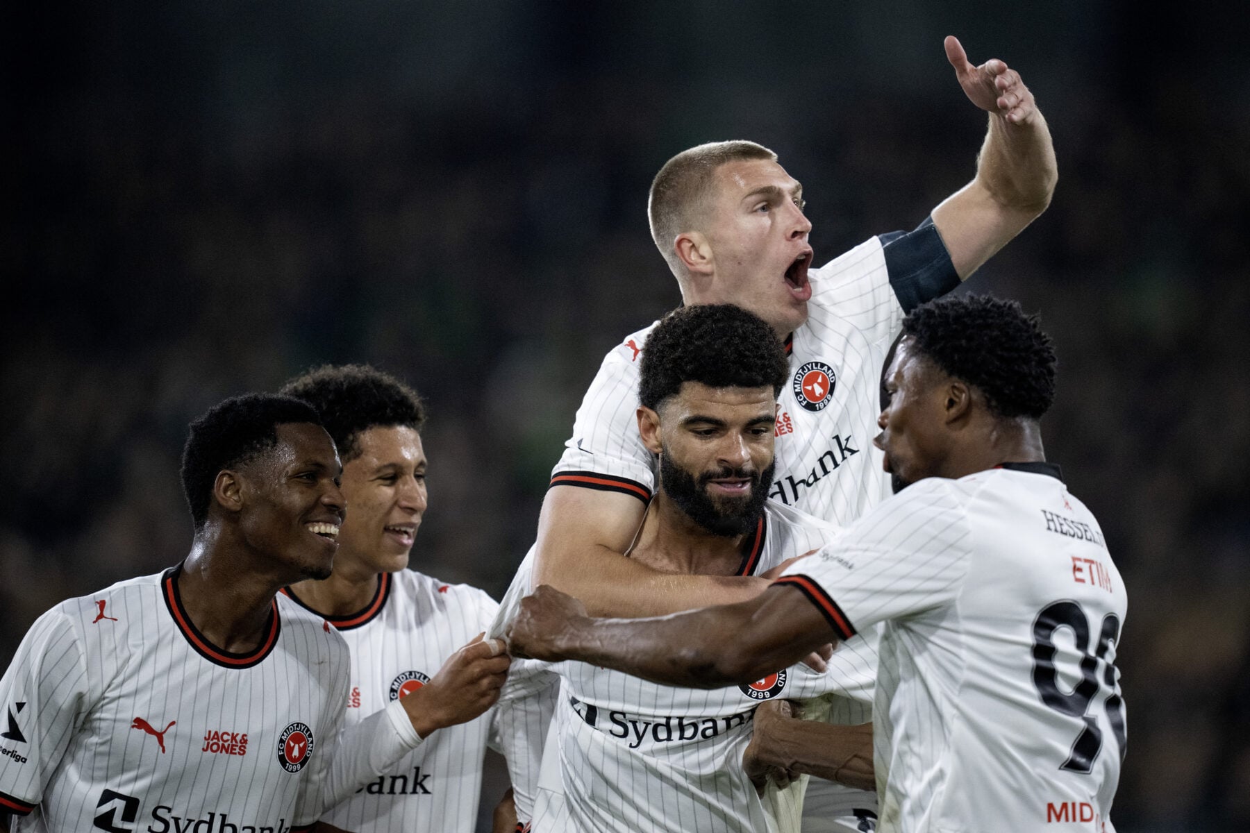 FC Midtjylland har kæmpet sig tilbage i toppen af 3F Superligaen med en 2-1-sejr over rivalerne fra Viborg FF.