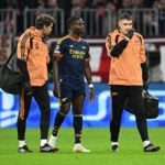 Arsenal frygter for Bukayo Saka, da profilen måtte udgå allerede efter otte minutter i 2-2-kampen mod Bayern München i Champions League.