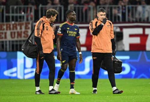 Arsenal frygter for Bukayo Saka, da profilen måtte udgå allerede efter otte minutter i 2-2-kampen mod Bayern München i Champions League.