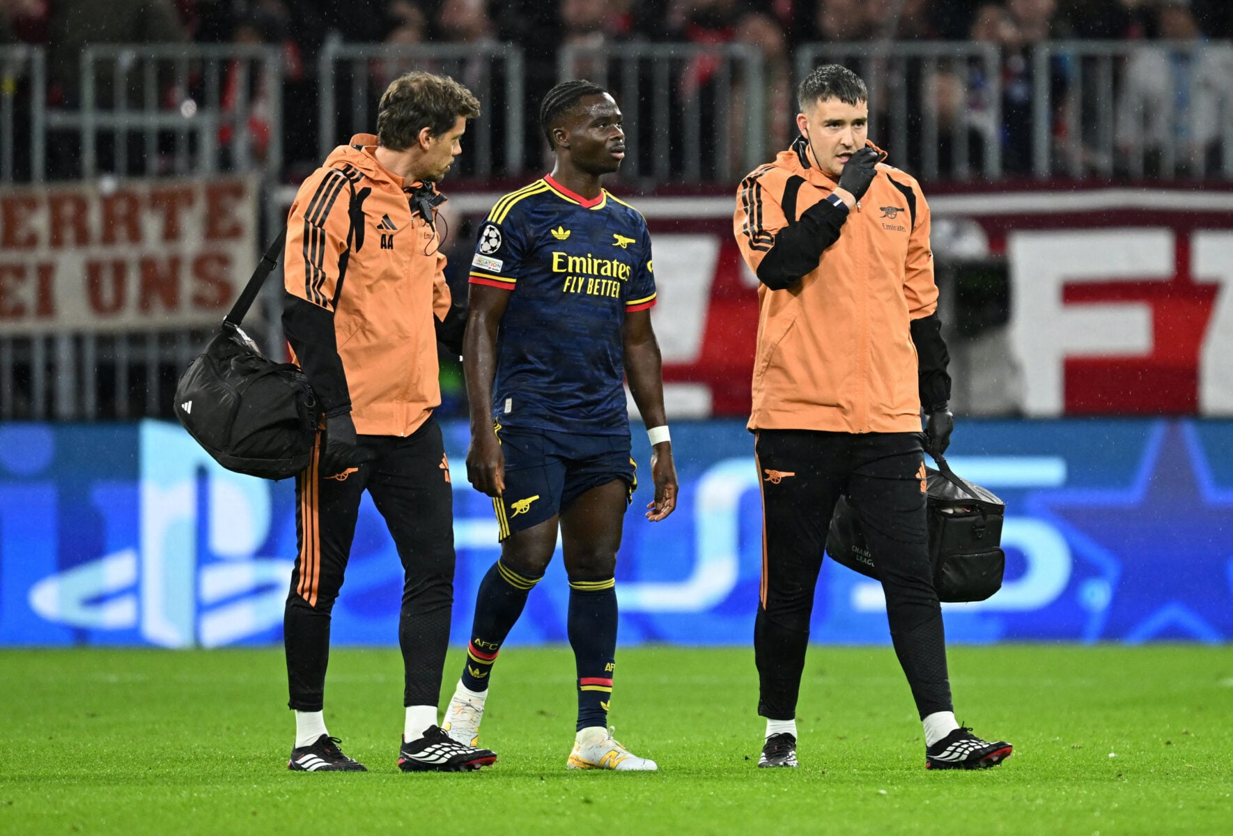Arsenal frygter for Bukayo Saka, da profilen måtte udgå allerede efter otte minutter i 2-2-kampen mod Bayern München i Champions League.
