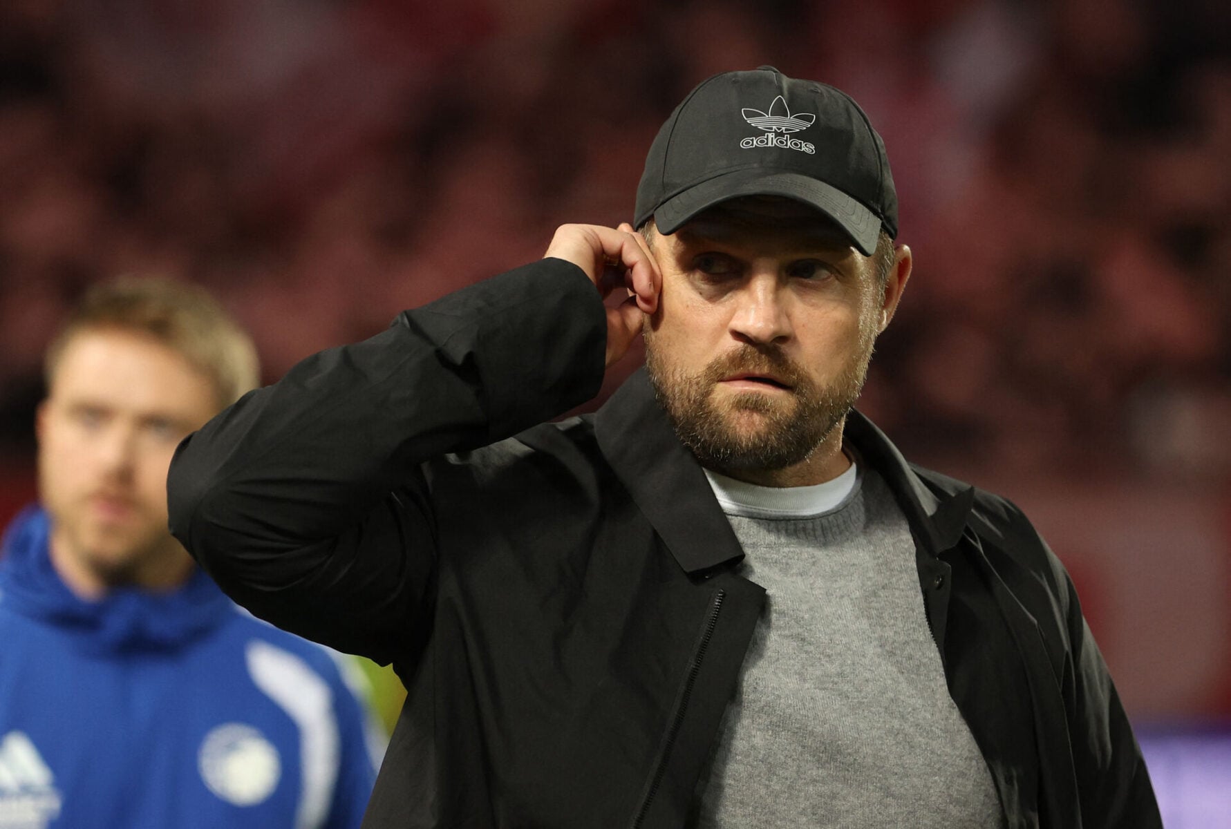 Jonas Schwartz lægger sig fladt ned efter FCK-kampen.