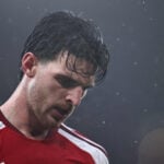 Arsenal risikerer at måtte undvære tre store profiler, når holdet søndag møder Liverpool på Anfield. Det skriver The Standard.