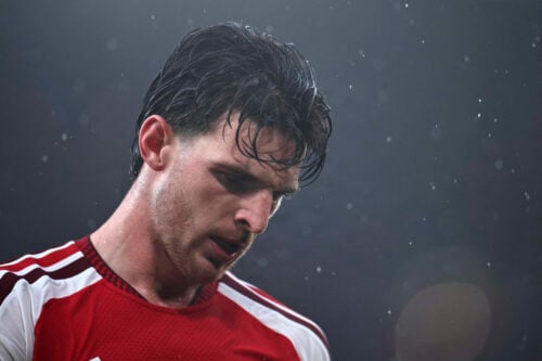 Arsenal risikerer at måtte undvære tre store profiler, når holdet søndag møder Liverpool på Anfield. Det skriver The Standard.