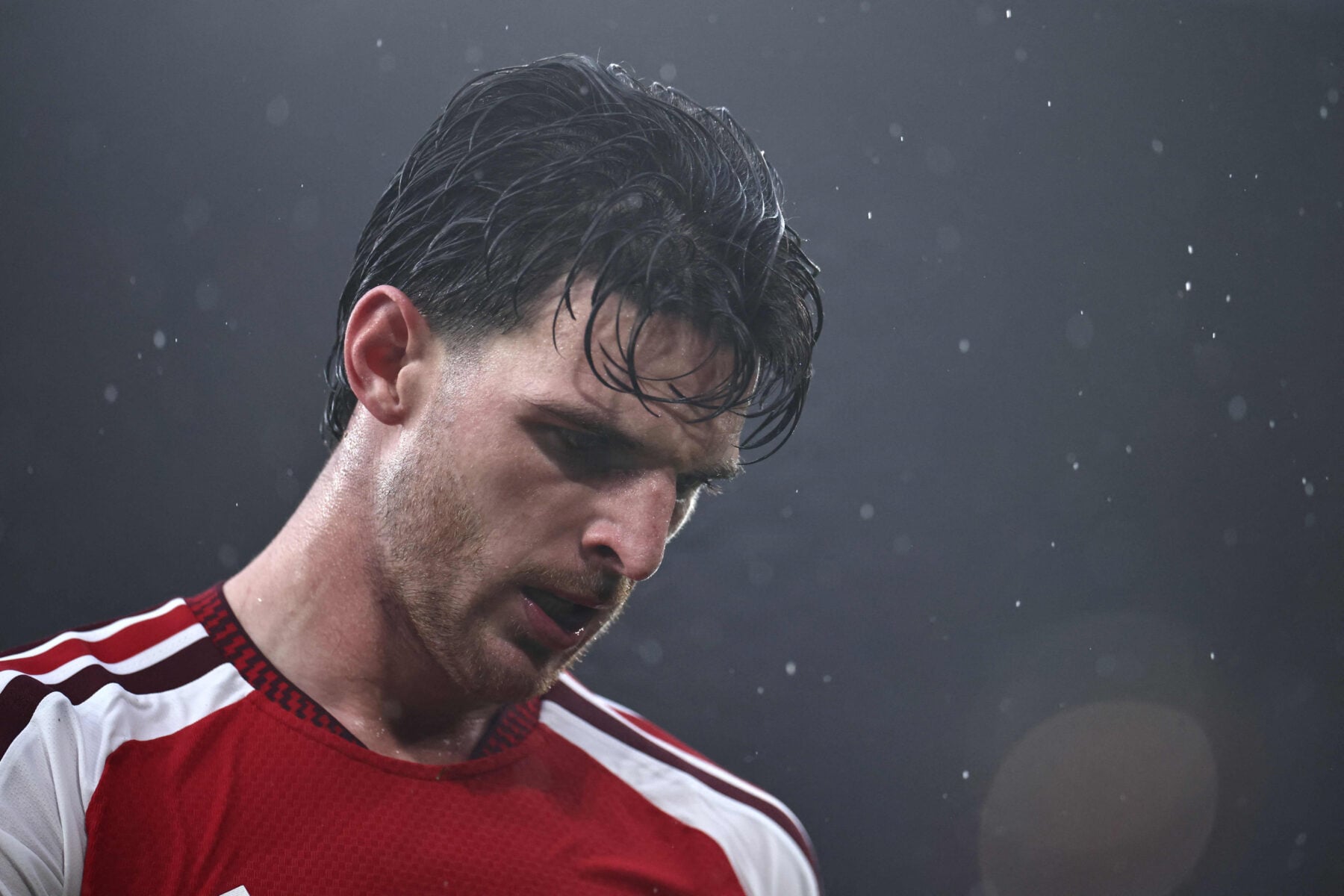Arsenal risikerer at måtte undvære tre store profiler, når holdet søndag møder Liverpool på Anfield. Det skriver The Standard.