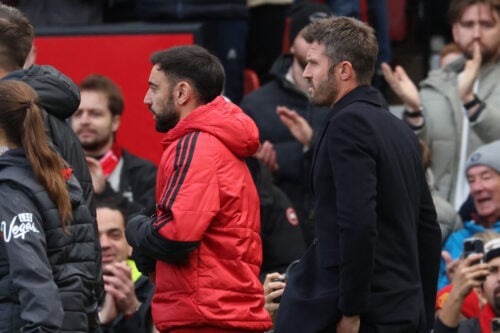 Bruno Fernandes og Michael Carrick har holdt et krisemøde for at få ryddet op i situationen. Det sker efter, at portugiseren blev vraget i seneste kamp.