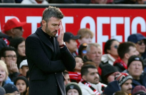 Michael Carrick hænger fortsat i en tynd tråd i Manchester United, efter at storklubben led et ydmygende 0-3-nederlag til Bournemouth.
