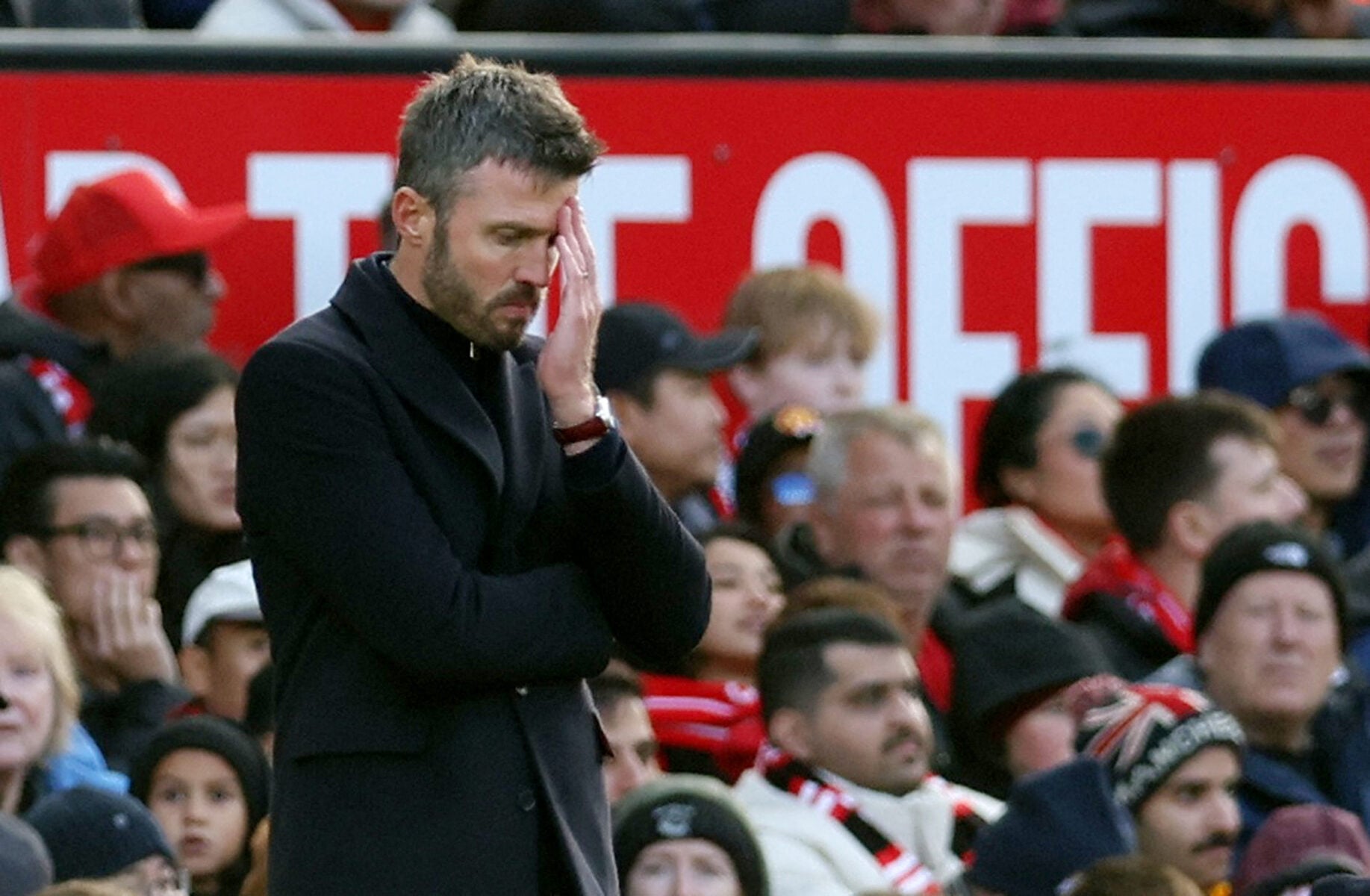 Michael Carrick hænger fortsat i en tynd tråd i Manchester United, efter at storklubben led et ydmygende 0-3-nederlag til Bournemouth.