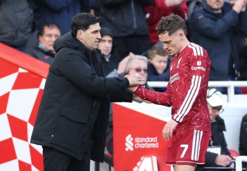 Liverpool kan få flere vigtige offensive kort til rådighed, når Andoni Iraolas mandskab søndag tager imod Arsenal i et sandt Premier League-brag.