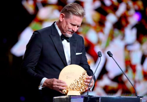 Peter Schmeichel trækker store overskrifter.