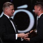 Peter Schmeichel uddelte prisen til årets bedste målmand ved Ballon d'Or-showet i London mandag aften. Valget faldt på Unai Simón.