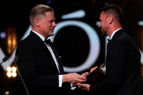 Peter Schmeichel uddelte prisen til årets bedste målmand ved Ballon d'Or-showet i London mandag aften. Valget faldt på Unai Simón.