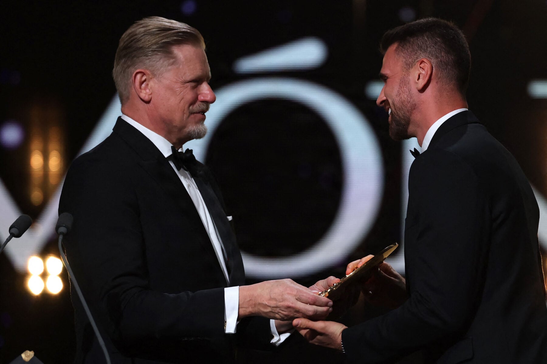 Peter Schmeichel uddelte prisen til årets bedste målmand ved Ballon d'Or-showet i London mandag aften. Valget faldt på Unai Simón.