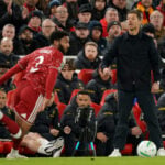 Joe Gomez stjal overskrifterne, da Liverpool sendte Chelsea ud af Carabao Cuppen efter en dramatisk straffesparkskonkurrence på Anfield.