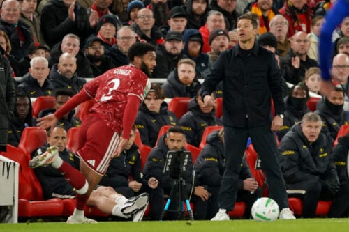 Joe Gomez stjal overskrifterne, da Liverpool sendte Chelsea ud af Carabao Cuppen efter en dramatisk straffesparkskonkurrence på Anfield.
