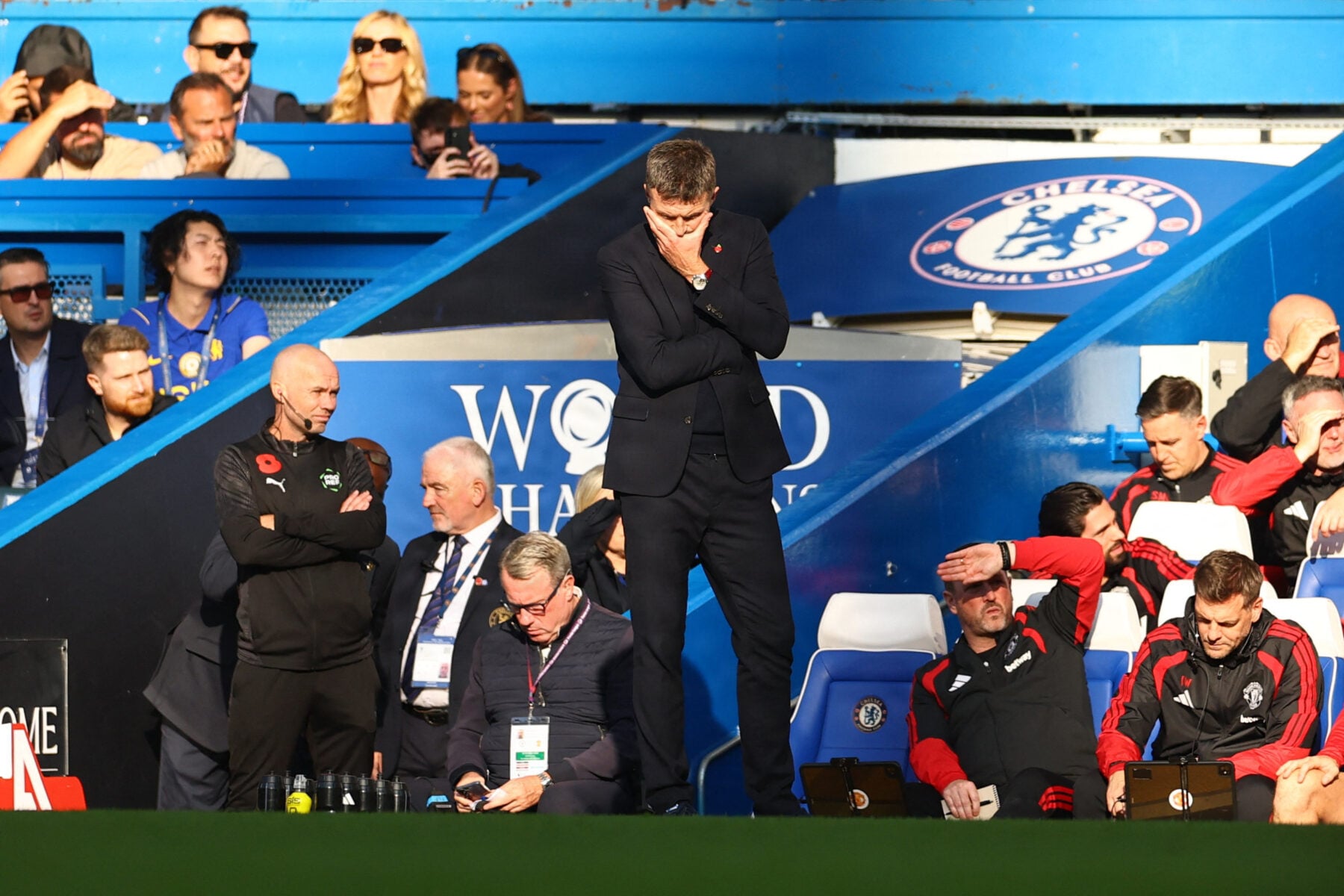 Det ser efterhånden mere og mere sort ud for Manchester United, der lørdag tabte med 2-0 til Chelsea i det vestlige London.