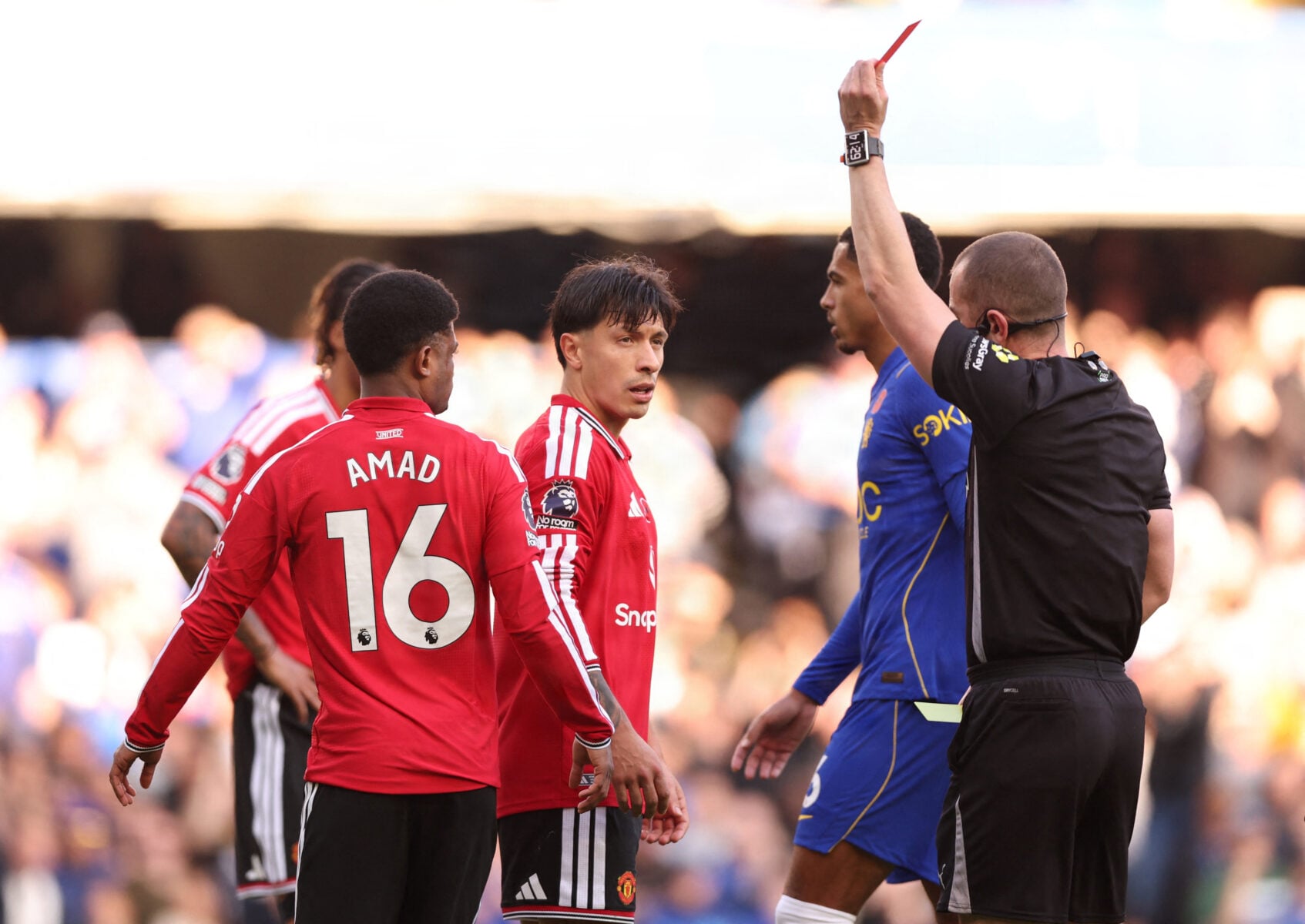 Lisandro Martinez får hård kritik efter Manchester Uniteds 0-2-nederlag til Chelsea, hvor den argentinske forsvarsspiller blev udvist efter en kostbar fejl.